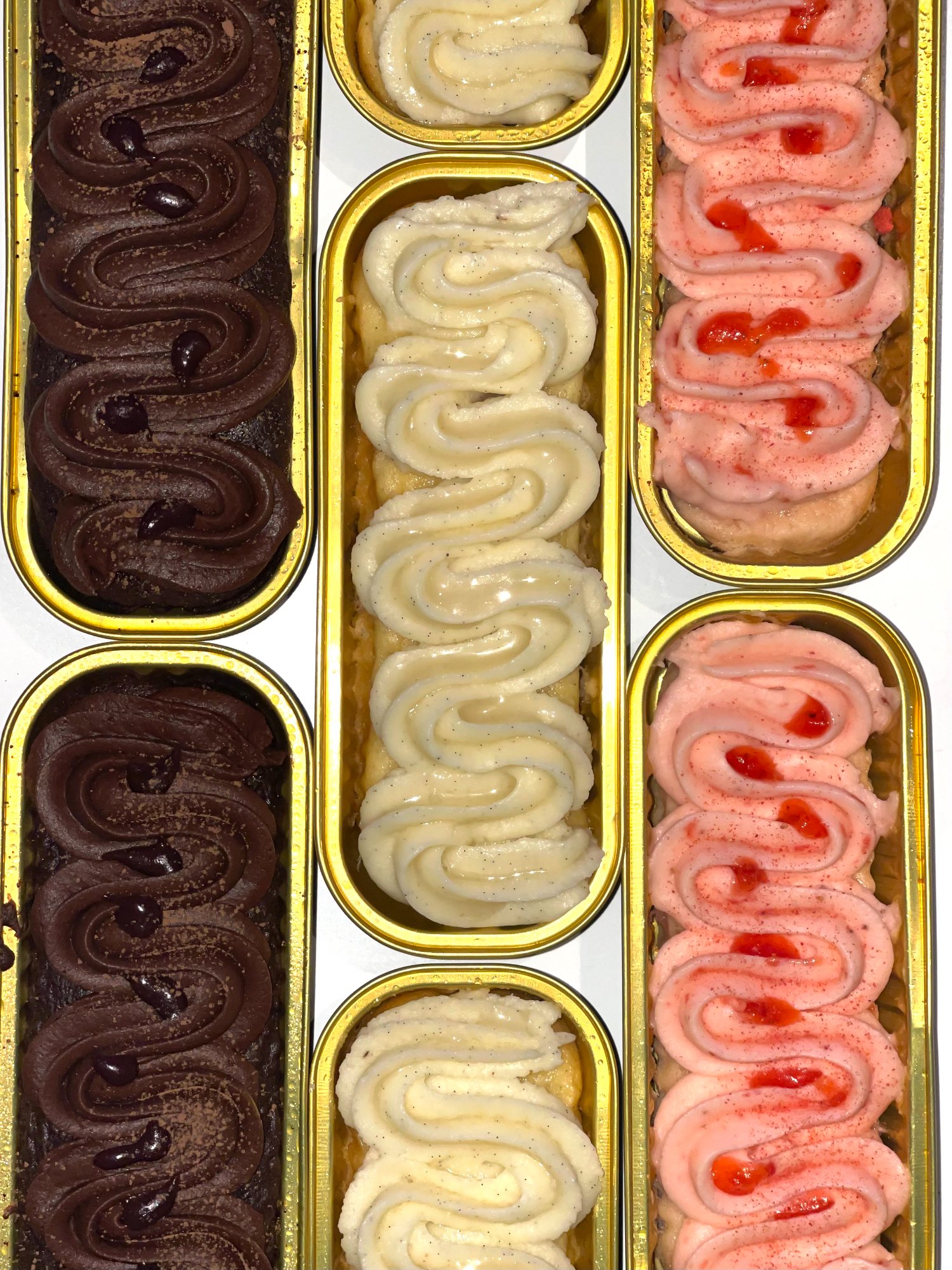 Swirl frosting loaf cakes